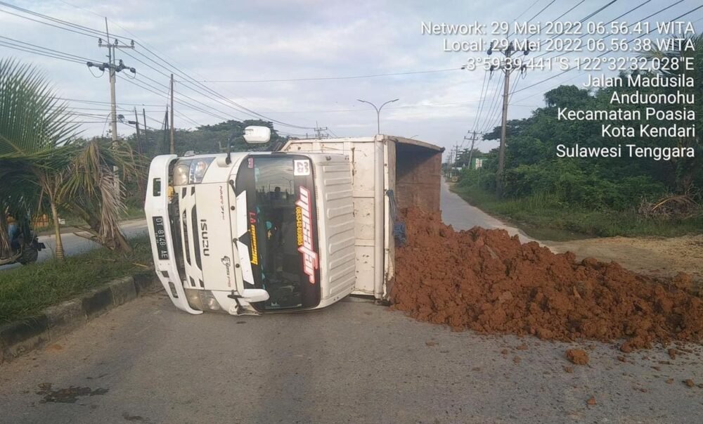 Ban Pecah Truk Muat Ore Nikel Di Kendari Terguling Di Tengah Jalan