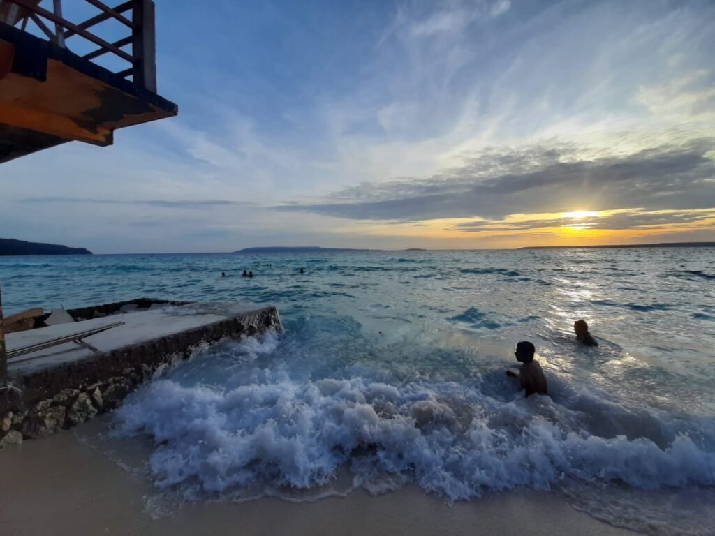 Menikmati Sunset Di Pantai Nirwana Baubau Punya Pasir Putih Nan Cantik