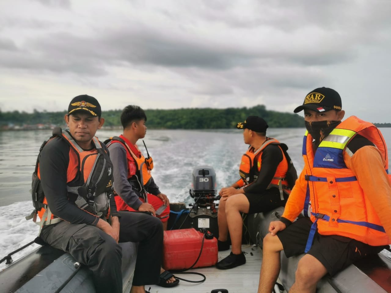 Diterpa Badai Nelayan Buton Diduga Terjatuh Dari Atas Perahu Dan