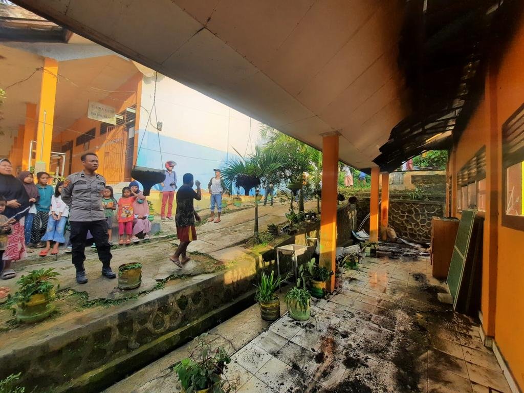 Ruangan Kelas Sd Negeri Kendari Terbakar Api Diduga Dari