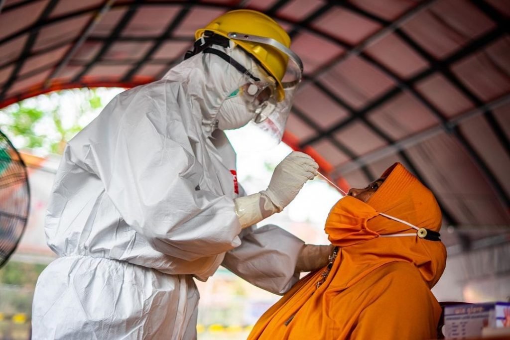 Pasien Sedang di SWAB Oleh Tenaga Kesehatan