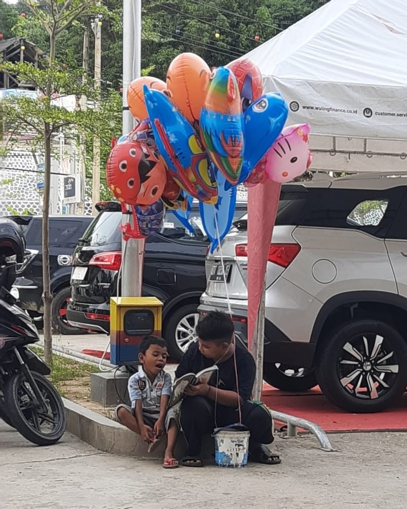 Viral Foto Dua Bocah di  Kolaka Belajar Mengaji Sambil  