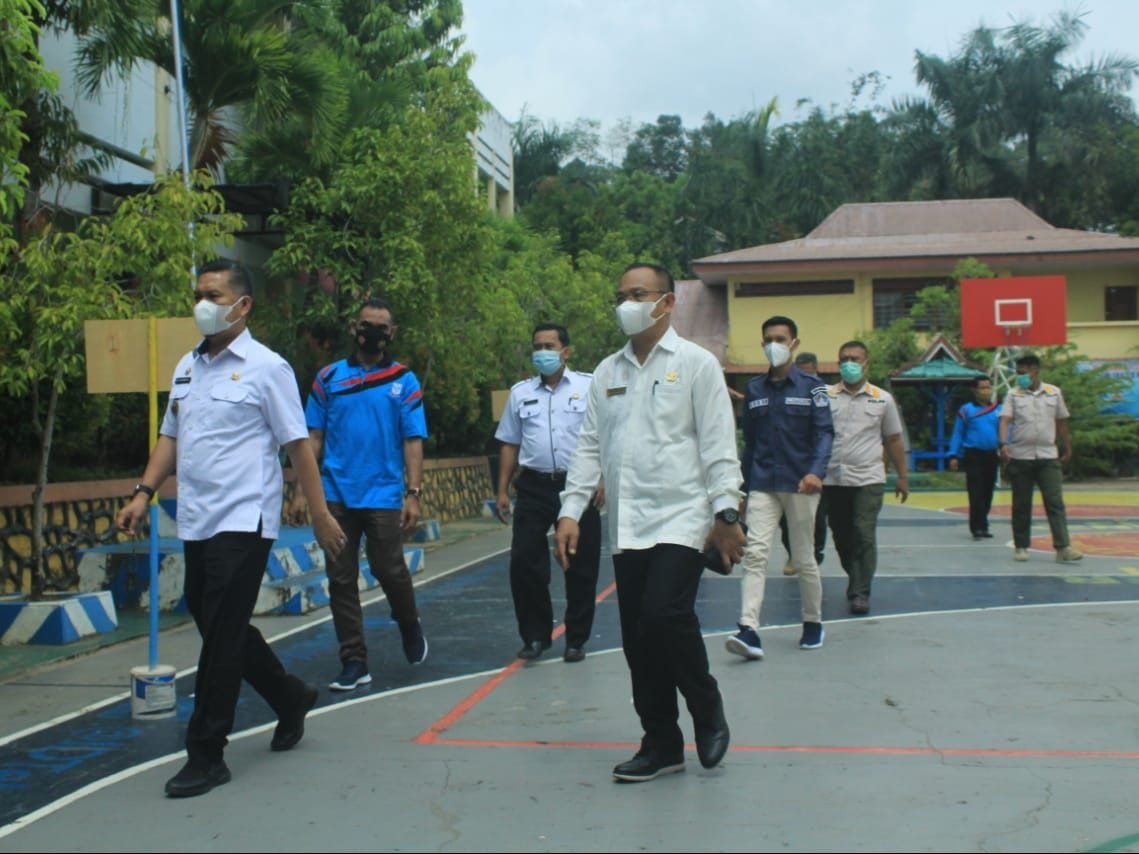 Wali Kota Kendari Pantau Persiapan Pembelajaran Tatap Muka di Tiga Sekolah Wali Kota Kendari Pantau Persiapan Pembelajaran Tatap Muka di Tiga Sekolah