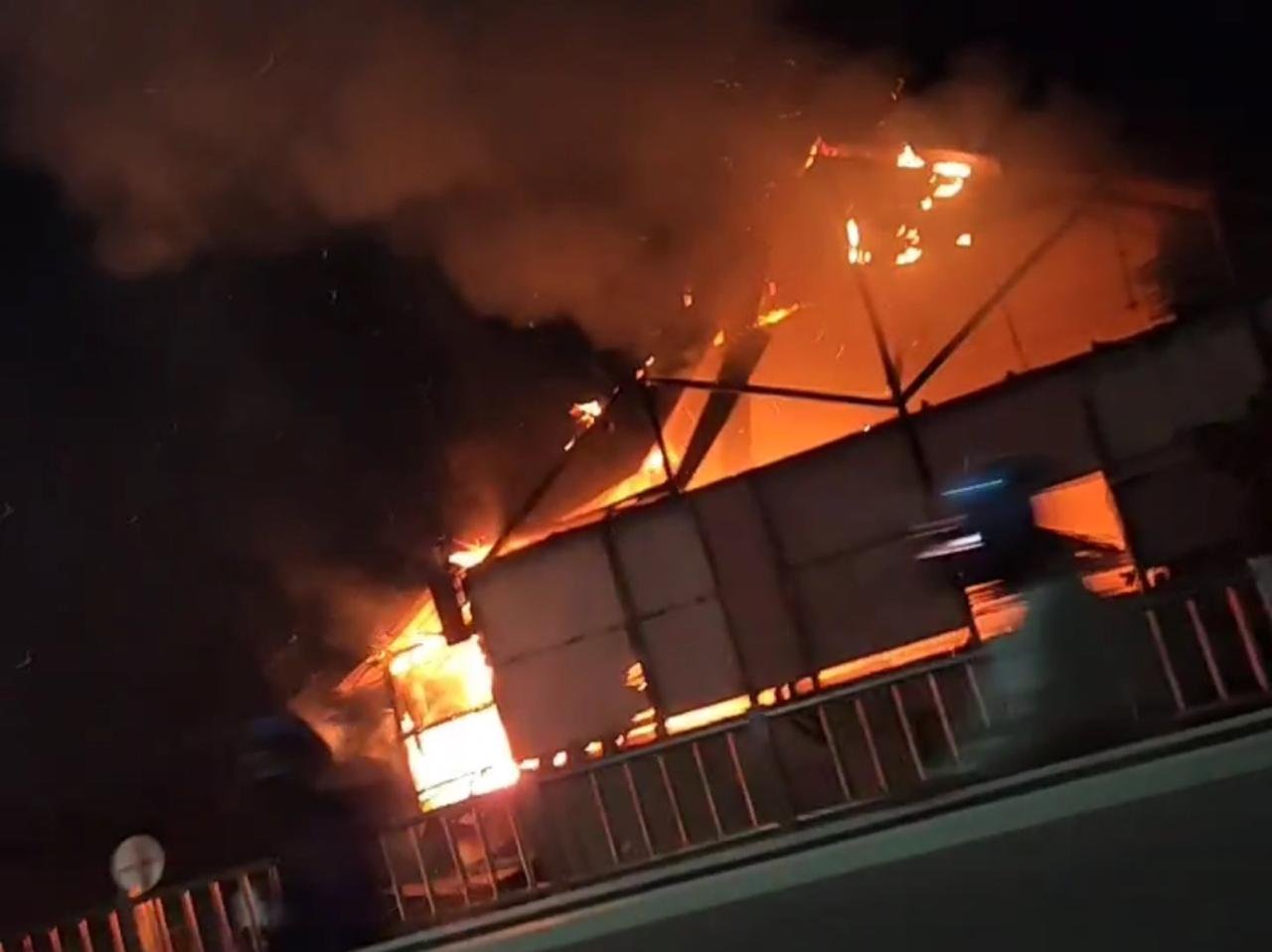 Malam Tahun Baru 2021, Ruko Dekat Jembatan Teluk Kendari Terbakar Malam Tahun Baru 2021, Ruko Dekat Jembatan Teluk Kendari Terbakar