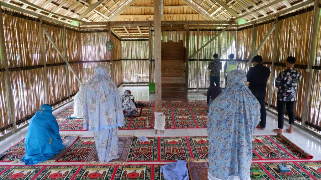 Suasana di dalam Masjid Wawoangi.