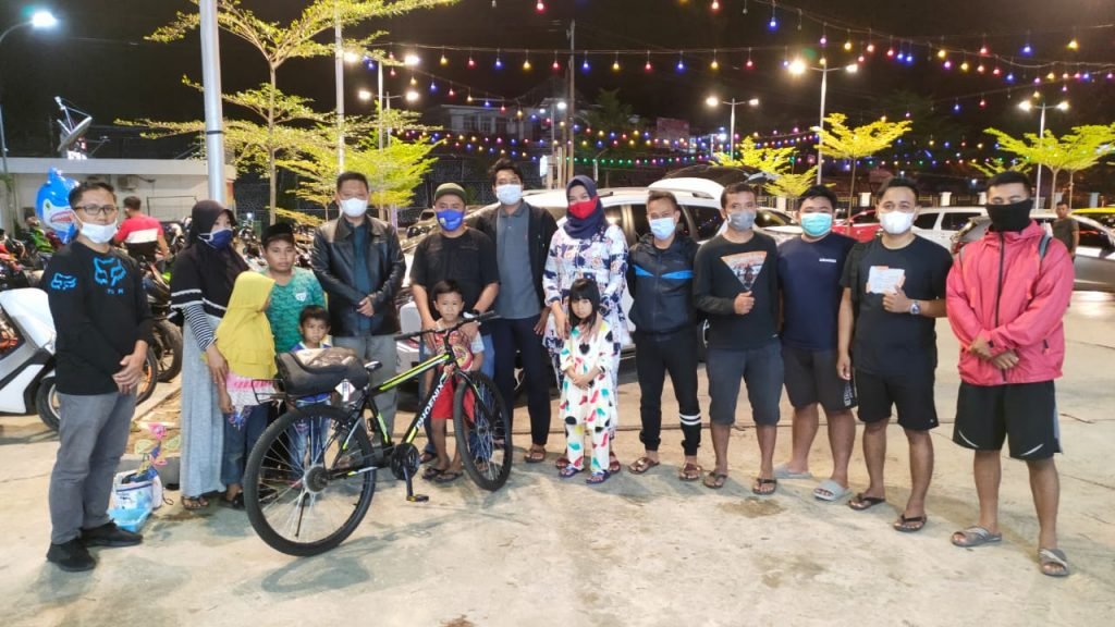 Foto bersama Kapolres Kolaka, AKBP Saiful Mustofa, Komunitas Passapeda Kolaka, Wahyudi dan Putra.