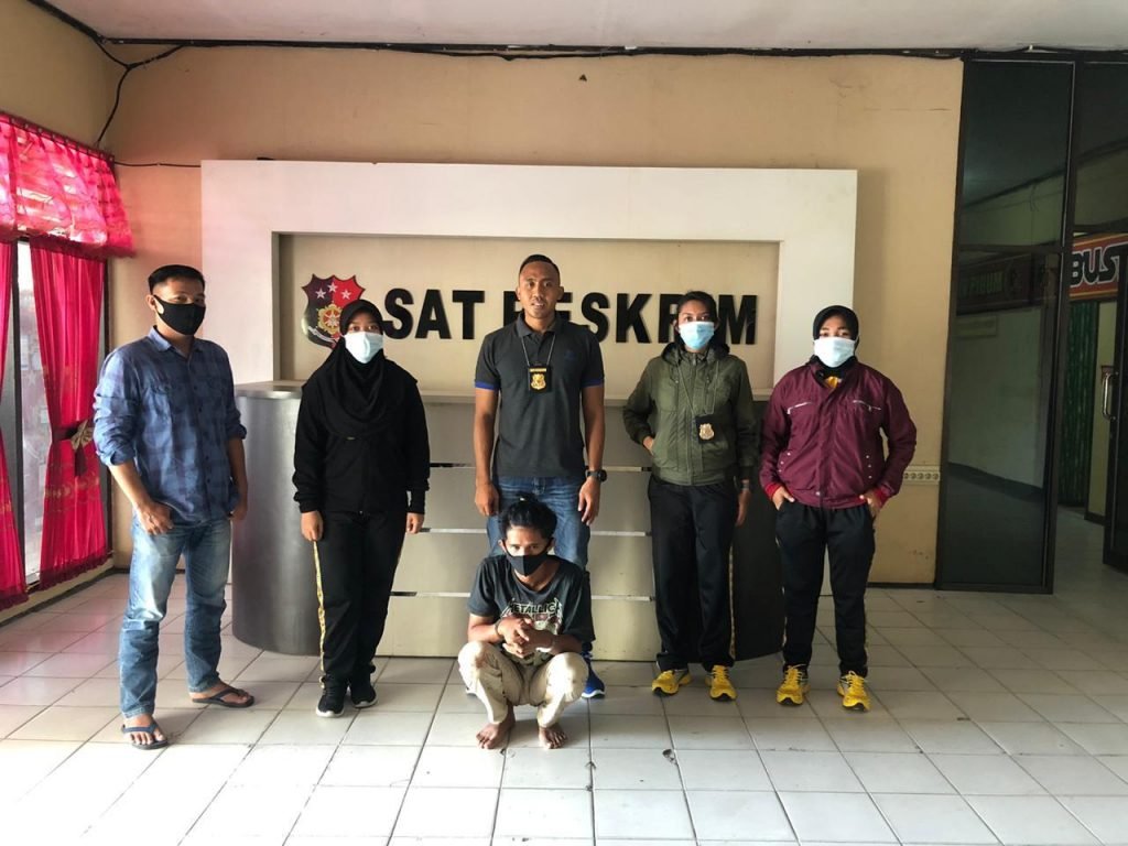 Anggota unit Perlindungan Perempuan dan Anak (PPA) Polres Kendari saat mengamankan FH di Kantor Sat Reskrim Polres Kendari.