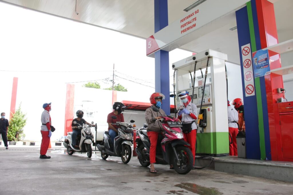 Konsumen Mengantri di SPBU Pertamina.