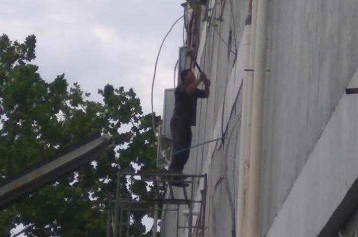 Karyawan Hotel Claro saat mengecek kondisi AC Hotel.