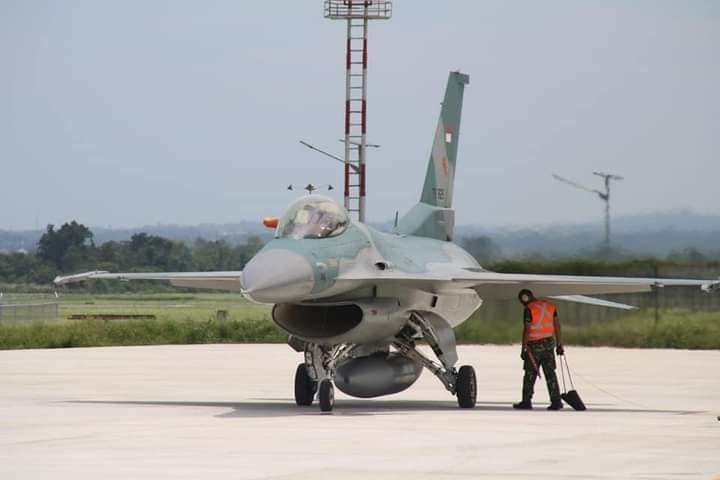 Enam Pesawat Tempur F-16 Bermanuver di Langit Kendari Enam Pesawat Tempur F-16 Bermanuver di Langit Kendari