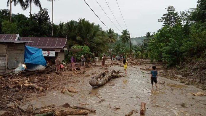 Banjir di Dusun IV, Desa Latawaro, Kecamatan Lambai, Kabupaten Kolaka Utara (Kolut), Sulawesi Tenggara (Sultra).