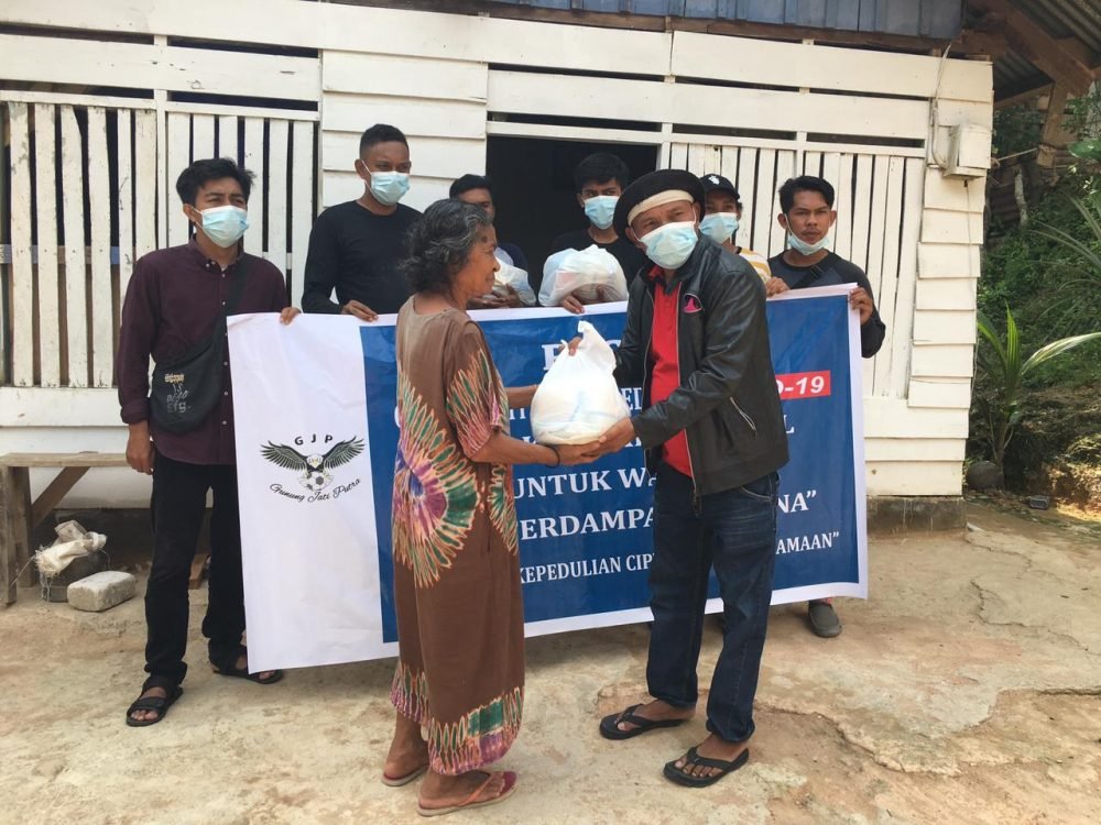 Pemuda di Gunung Jati Serahkan 383 Paket Sembako ke Warga Pemuda di Gunung Jati Serahkan 383 Paket Sembako ke Warga