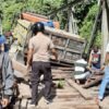 Pasien Ditandu Lewati Jembatan Rusak di Buton