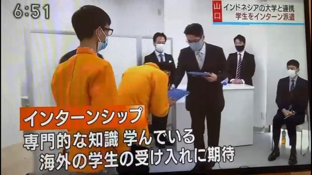 Suasana penyambutan dua mahasiswa UHO.