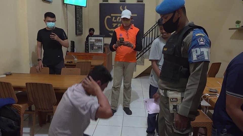 Puluhan Pelaku Usaha dan Warga Kendari Tidak Patuh Prokes Puluhan Pelaku Usaha dan Warga Kendari Tidak Patuh Prokes