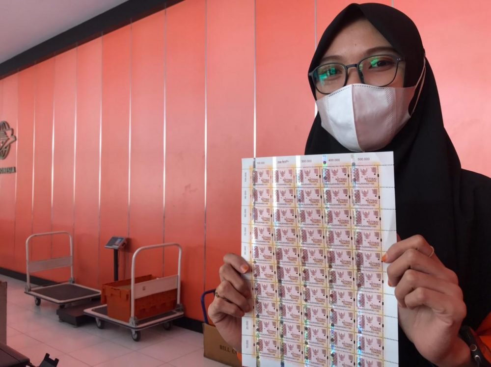 Meterai Rp10.000 Mulai Digunakan Masyarakat di Kendari Meterai Rp10.000 Mulai Digunakan Masyarakat di Kendari