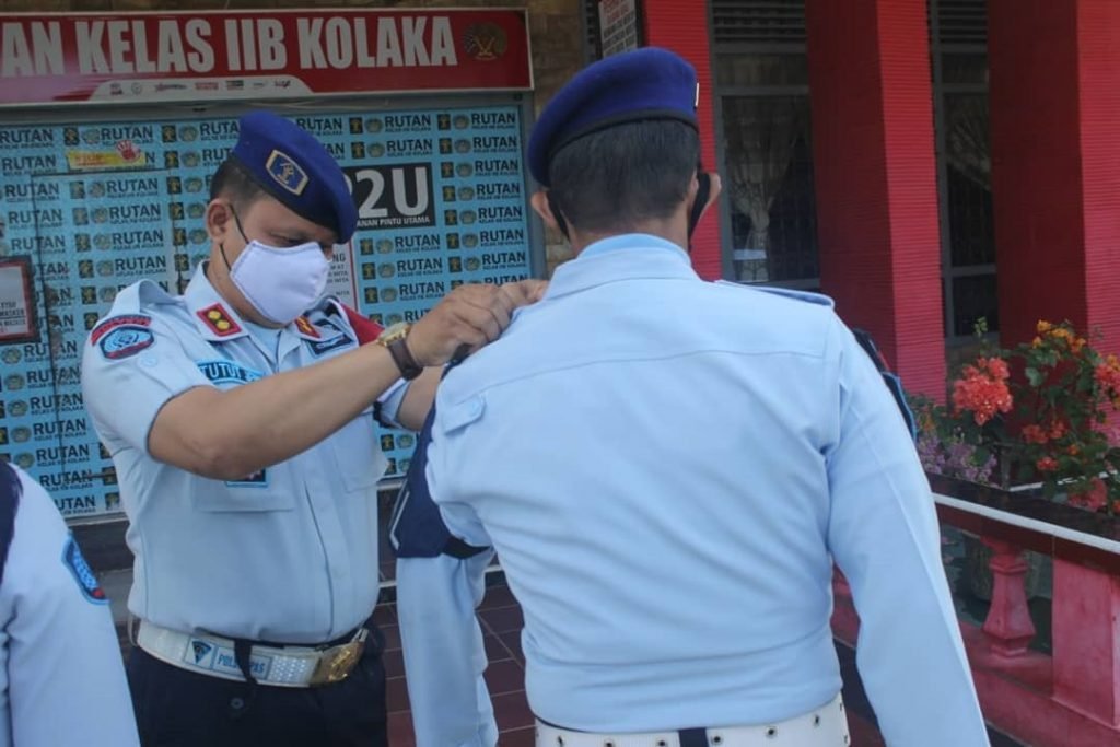 penyematan hand badge kepada para petugas oleh Kepala Rutan (Karutan) Kolaka, Tutut Jemi Setiawan.