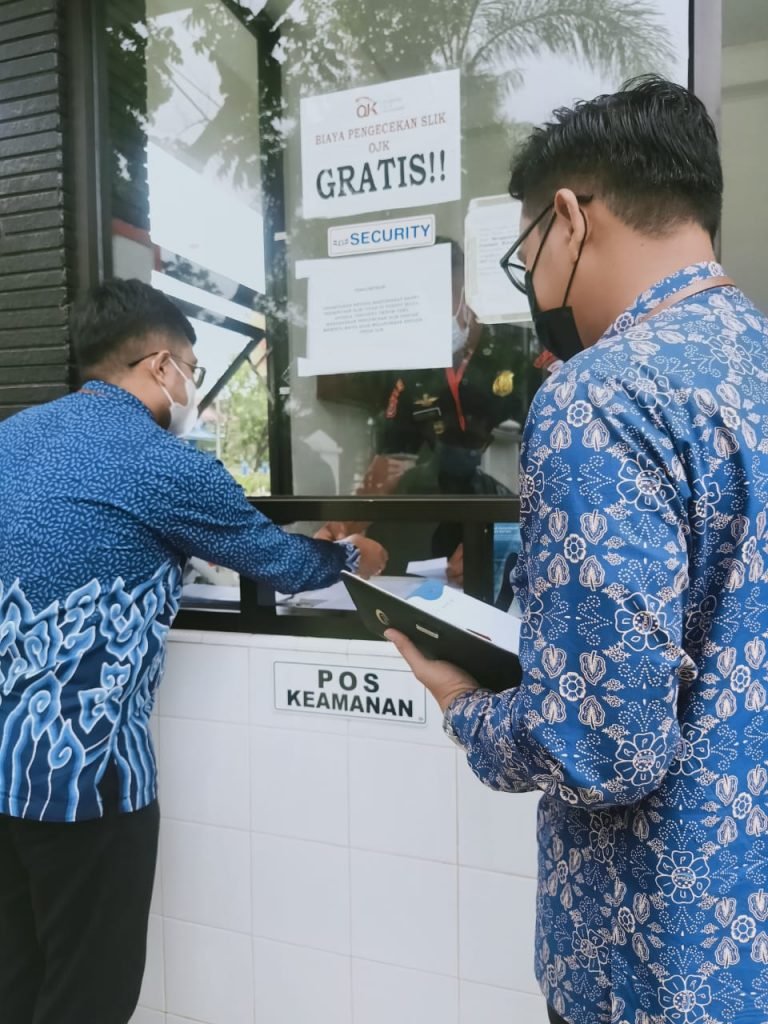 Pihak OJK Sultra saat memperlihatkan proses pelayanan masyarakat.