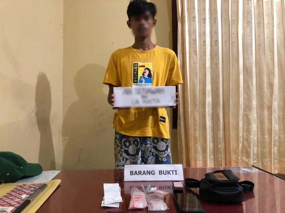 Polisi Tangkap Pemuda Pengedar Sabu-Sabu di Kendari Caddi Polisi Tangkap Pemuda Pengedar Sabu-Sabu di Kendari Caddi