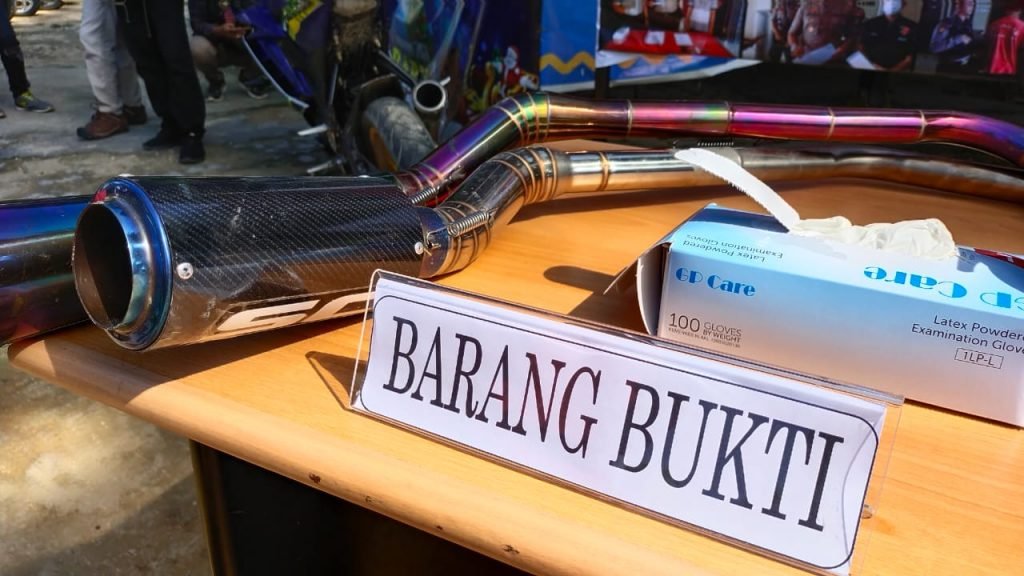 Barang bukti knalpot racing (bogar). Foto: Fito/Kendariinfo. (22/3/2021).