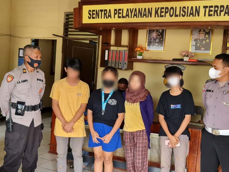 Empat remaja yang terjaring razia Operasi Pekat Anoa Polsek Baruga.