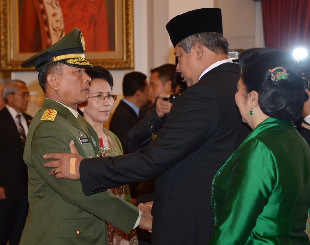 Presiden saat itu, Susilo Bambang Yudhoyono (SBY) bersalaman dengan Panglima TNI saat itu, Jenderal Moeldoko. Foto: Twitter/@SBYudhoyono.