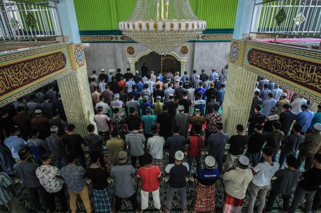 Masyarakat Kendari sedang melaksanakan salat.