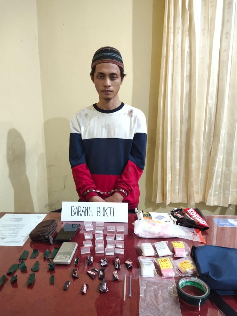 Pelaku beserta barang bukti saat diamankan di Kantor Direktorat Reserse Narkoba (Ditresnarkoba) Kepolisian Daerah (Polda) Sulawesi Tenggara (Sultra).