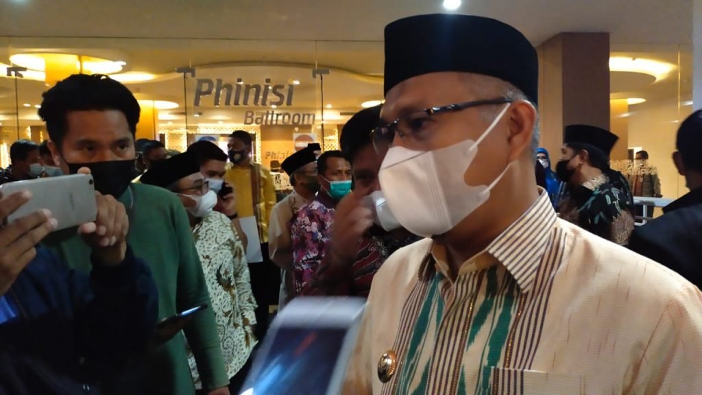 Wali Kota Kendari, Sulkarnain Kadir saat diwawancarai usai kegiatan pembukaan STQH ke-26.