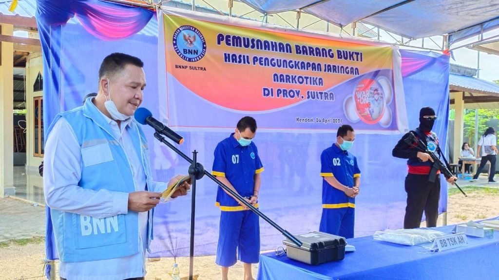 Kepala BNNP Sultra, Brigjen Pol Sabaruddin Ginting dalam konferensi pers pemusnahan narkotika jenis sabu-sabu.