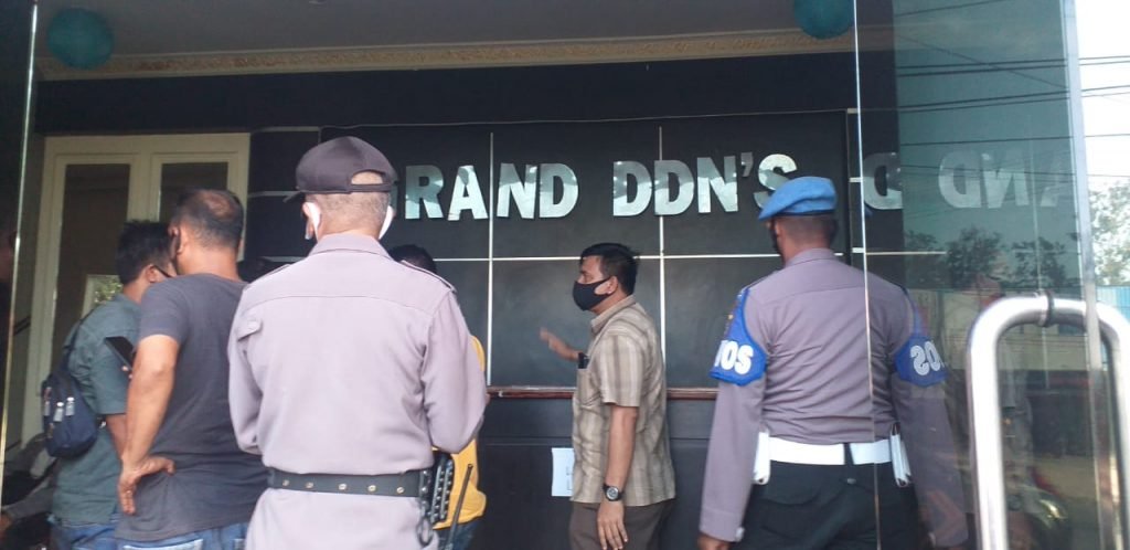 Personel Kepolisian Sektor (Polsek) Baruga melakukan razia di salah satu hotel di Keluruhan Mataiwoi, Kecamatan Baruga, Kota Kendari.