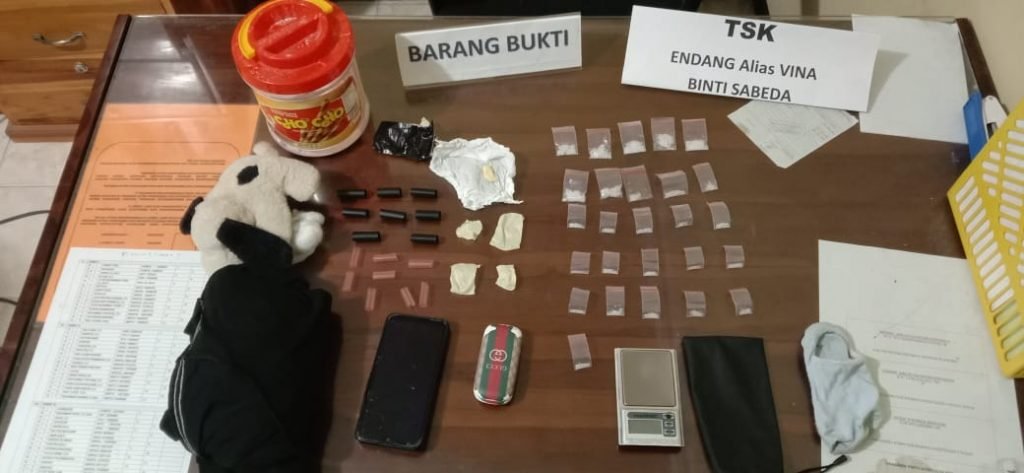 26 paket sabu-sabu beserta barang bukti lainnya yang berhasil diamankan Ditresnarkoba Polda Sultra. 