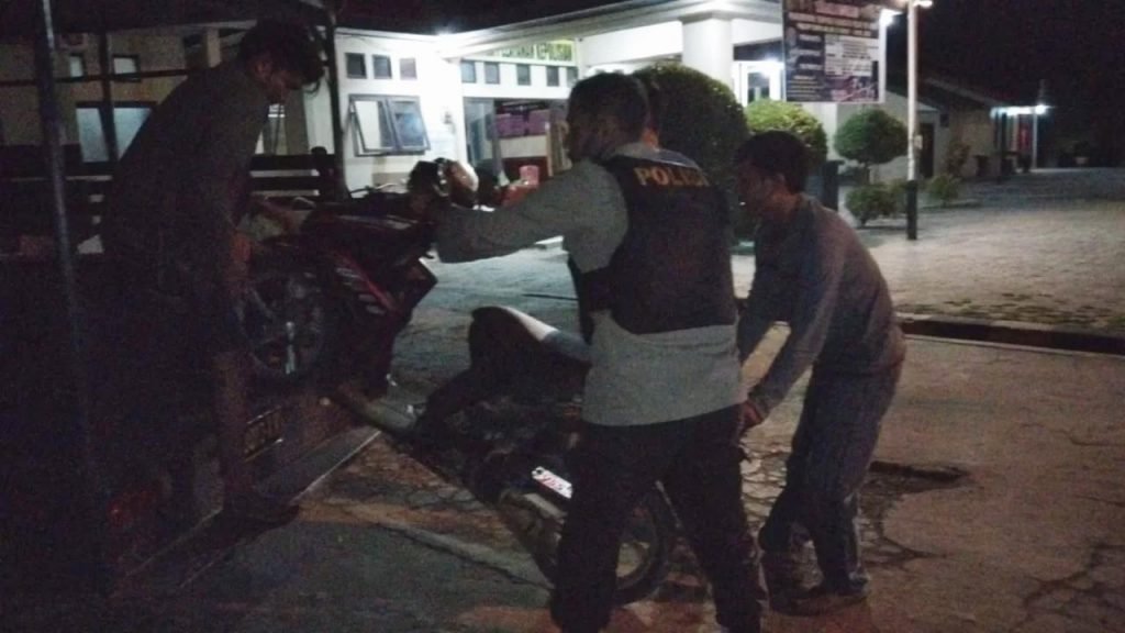 Kendaraan yang diduga milik pelaku pengeroyokan saat diamankan personel Polsek Mandonga.