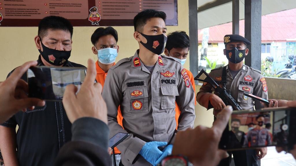 Kapolsek Kemaraya, IPTU Ridwan (tengah).