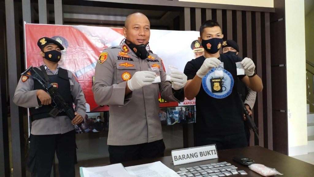 Kapolres Kendari, AKBP Didik Erfianto (kiri) saat memperlihatkan barang bukti.