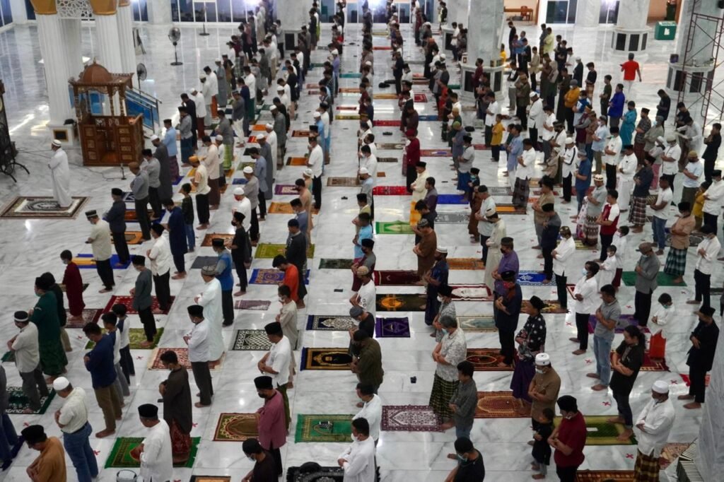 Umat muslim di Kendari melaksanakan salat Tarawih di Masjid Al Alam dengan mematuhi protokol kesehatan.