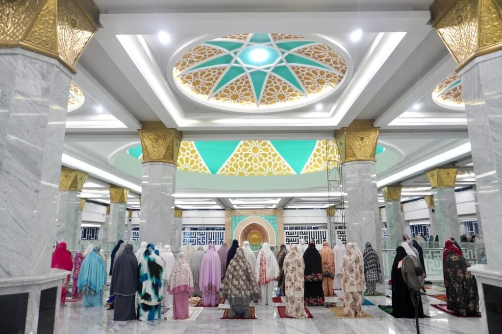 Jemaah perempuan melaksanakan salat Tarawih di Masjid Al Alam Kendari.