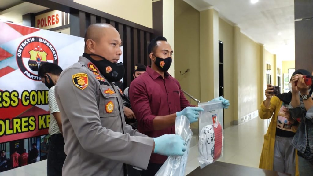 Kapolres Kendari, AKBP Didik Erfianto (kiri) didampingi oleh Kasat Reskrim Polres Kendari, AKP I Gede Pranata Wiguna (kanan) saat menunjukkan barang bukti.