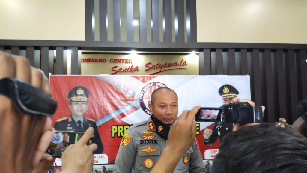 Kapolres Kendari, AKBP Didik Erfianto saat konferensi pers pengungkapan kasus pengedaran narkoba.