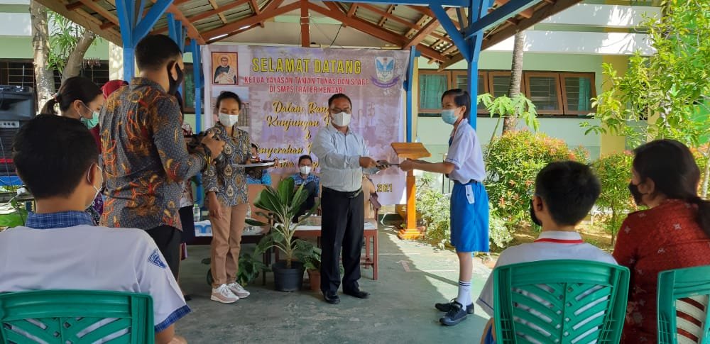 Penerimaan medali kepada salah satu siswa SMPS Frater Kendari yang menjadi peserta lomba di Ajang Kompetisi Sains Indonesia.