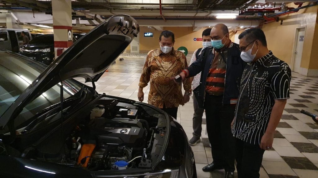 Wali Kota Kendari, Sulkarnain Kadir saat hendak melakukan test drive mobil listrik lonic milik PT Hyundai Motor Indonesia di Jakarta. Foto: Istimewa.