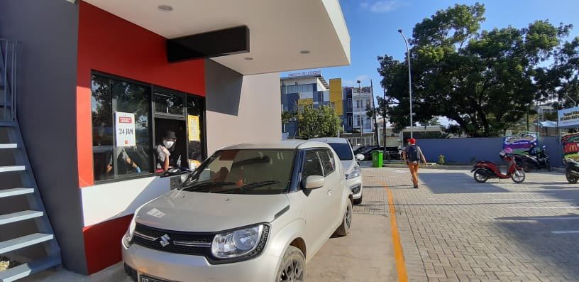 Layanan tanpa turun (drive-thru) McD Kendari.