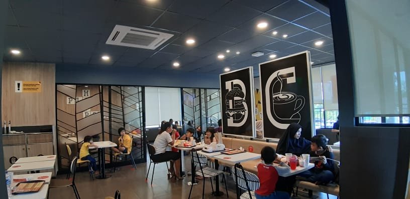 Suasana lantai 2 McD Kendari.