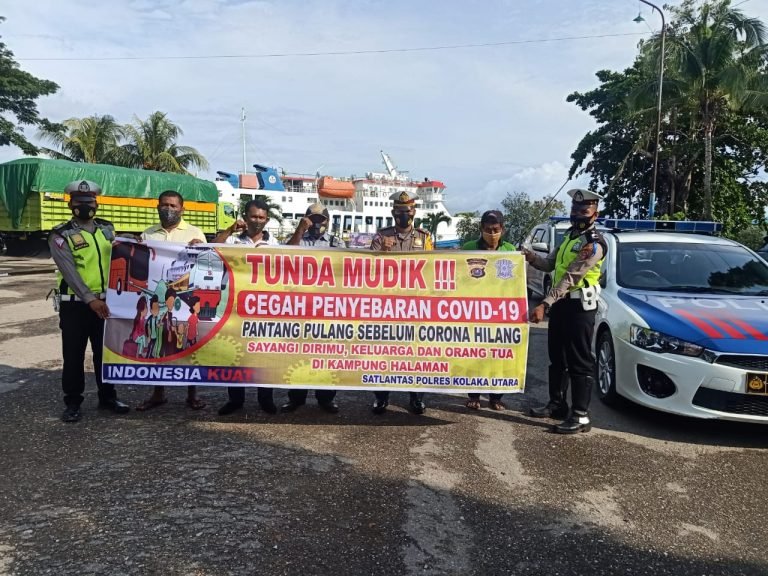 Sosialisasi larangan mudik kepada sopir mobil di Pelabuhan Tobaku.