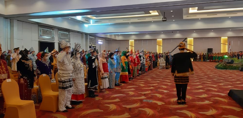Forum Komunikasi Pimpinan Daerah dan Organisasi Perangkat Daerah, serta tamu undangan terlihat mengenakan pakaian adat 17 kabupaten/kota di Sultra hadir dalam rangka memperingati HUT Provinsi Sultra ke-57.