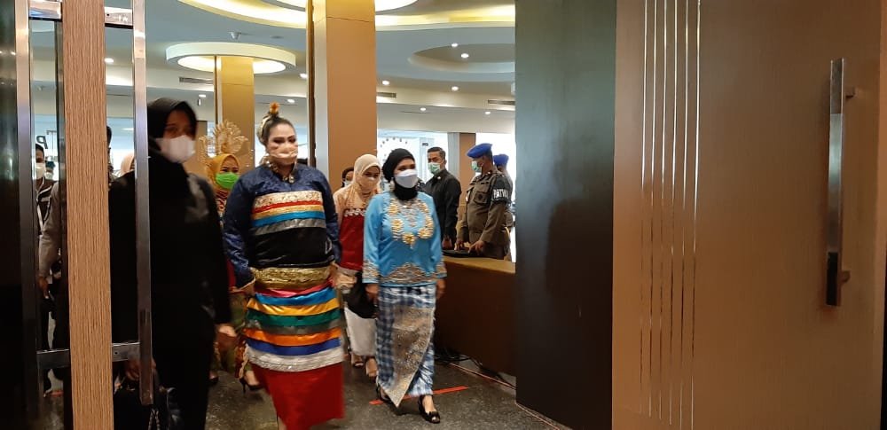 Ibu Agista Ariany mengenakan pakaian adat khas Buton.