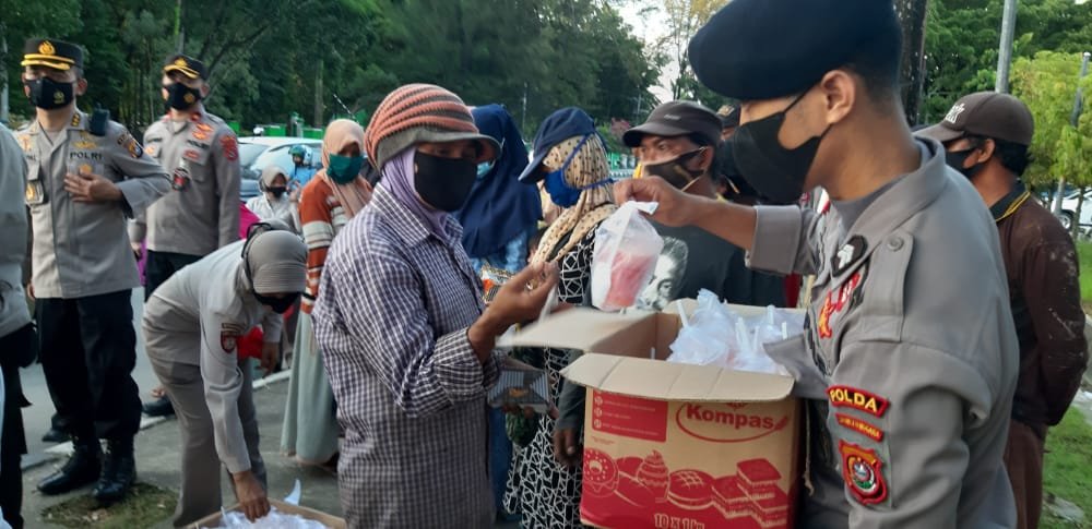 Bagi-bagi takjil oleh Polda Sultra kepada masyarakat Kota Kendari.