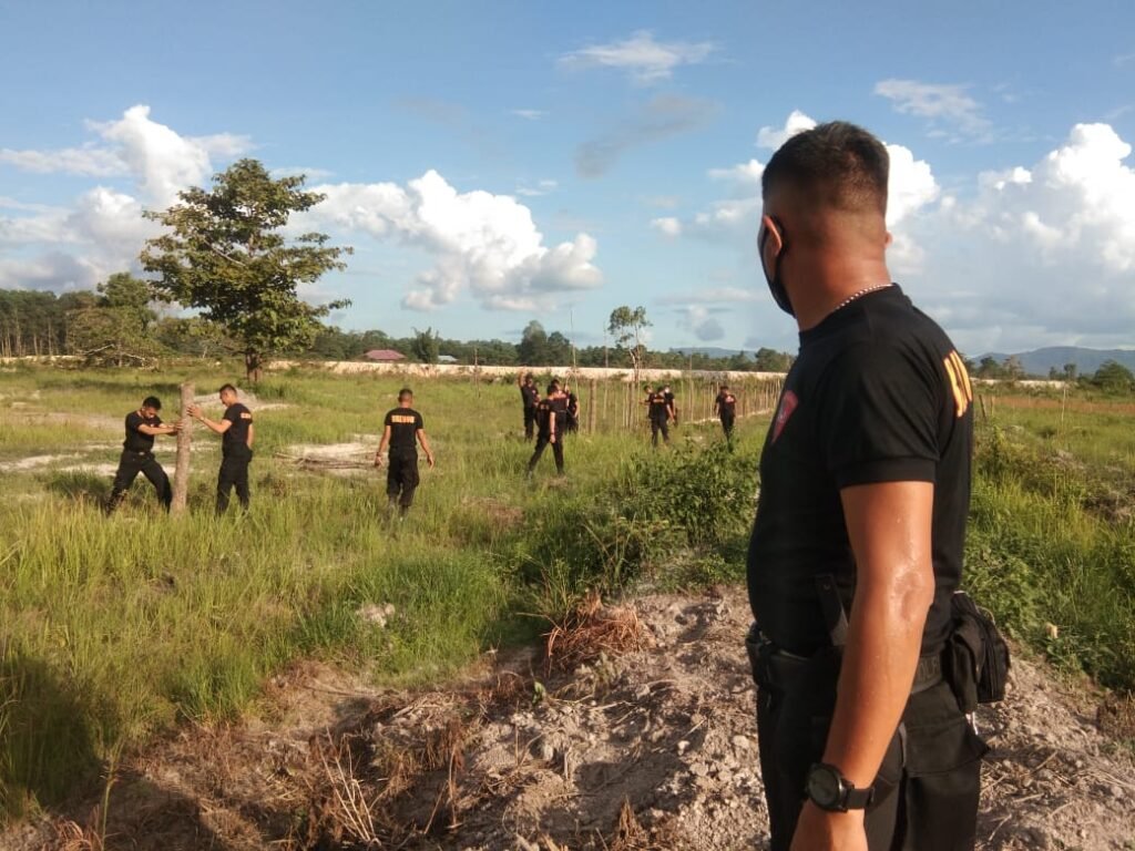 Anggota Mako Brimob Polda Sultra yang sedang melakukan pembersihan lahan.