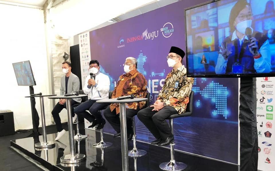 Gubernur Sultra, Ali Mazi (tengah kanan) bersama Menkominfo, Johny G. Plate (tengah kiri) hadir dalam peluncuran Program Literasi Digital Nasional di Gelora Bung Karno. Foto: Dinas Kominfo Sultra. (20/5/2021).