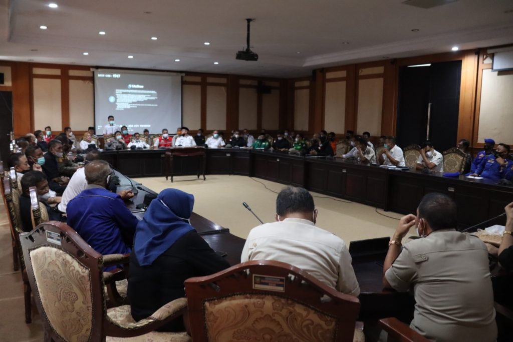 Bupati Konawe Utara bersama Forkopimda, Kepala OPD dan Camat rapat teknis terkait persiapan kesiapsiagaan personel dan peralatan di lapangan terkait larangan mudik di Aula Lantai 2 Kantor Bupati Konut.